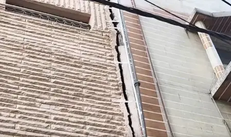 A four-storey building tilts in Delhi's Gandhi Nagar, prompting evacuation and an MCD inspection amid fears of a possible collapse