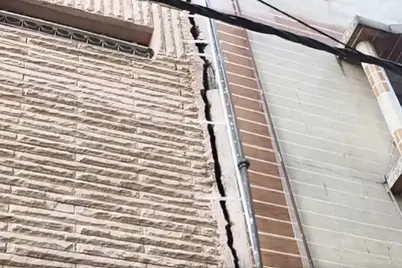 A four-storey building tilts in Delhi’s Gandhi Nagar, prompting evacuation and an MCD inspection amid fears of a possible collapse