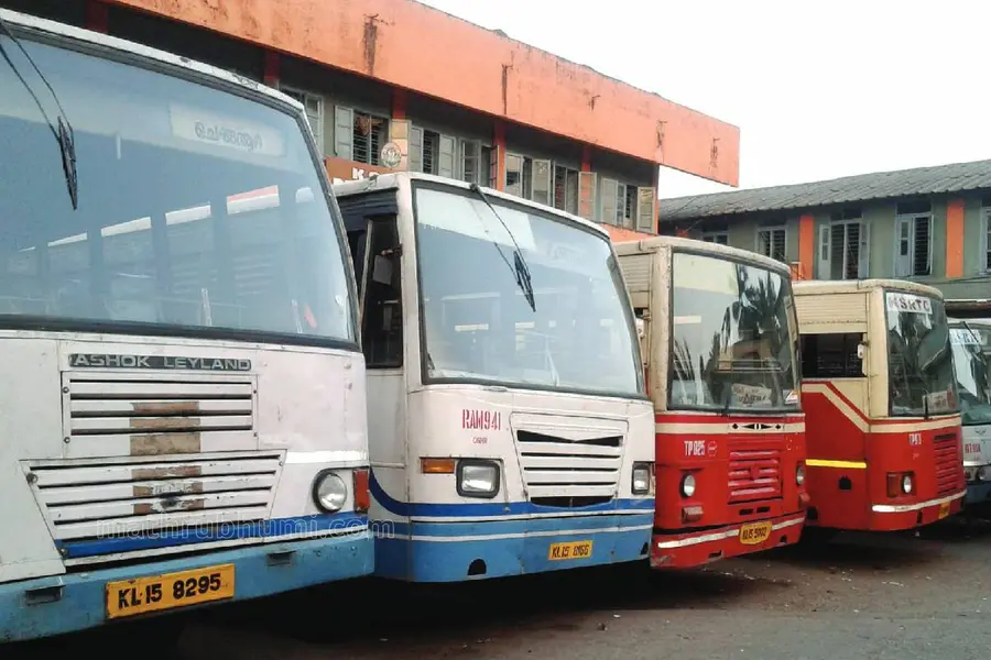 17 വർഷമായ 2,050 ബസുകൾ ഉപേക്ഷിക്കേണ്ടി വരും, പ്രിയദർശിനി പദ്ധതി പാളും; KSRTC ബസുകളുടെ ആയുസ് ഉയർത്തി