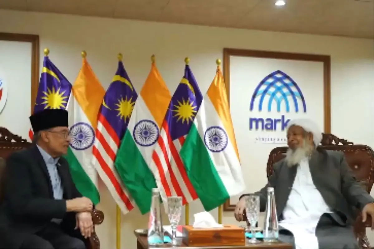 Malaysian PM Anwar Ibrahim meeting Kanthapuram A P Aboobacker Musliyar in Kozhikode | Photo: Screengrab/IANS Video