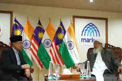 Malaysian PM Anwar Ibrahim meets Grand Mufti of India Kanthapuram Musliyar in Kerala | WATCH