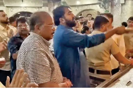 പുണെയിലെ ദഗഡു സേട്ട് ഗണപതി ക്ഷേത്രം സന്ദർശിച്ച് ചാണ്ടി ഉമ്മൻ