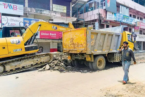 പൊടിപാറിച്ച് പണി; പാടുപെട്ട് ജനം