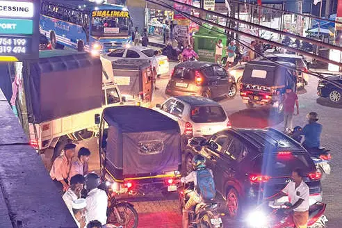 കുരുക്കിൽ വലഞ്ഞ് നെല്ലിക്കുഴി