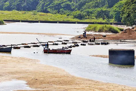 ഭാരതപ്പുഴയിൽ മണലിനു പൊന്നുംവില കുടിവെള്ളത്തിന് പുല്ലുവില