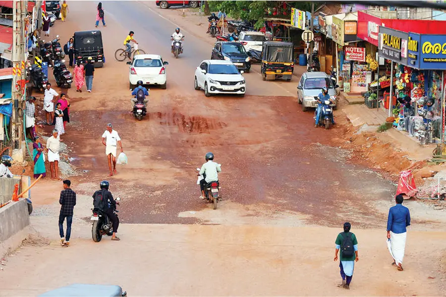 റോഡുപണി നിർത്തിവെച്ചു; പൊയിനാച്ചി ടൗണിൽ പെടാപ്പാട്