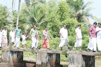 ഏർപ്പുഴയ്ക്ക് കുറുകെ ബെൻഡഡ് ക്രോസ് ബാർ കം റോഡ് പണിയണം
