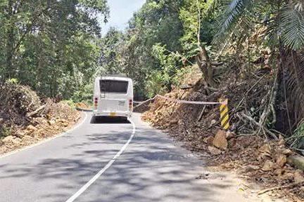 റോഡിലേക്ക് ഇടിഞ്ഞ മണ്ണ് നീക്കിയില്ല