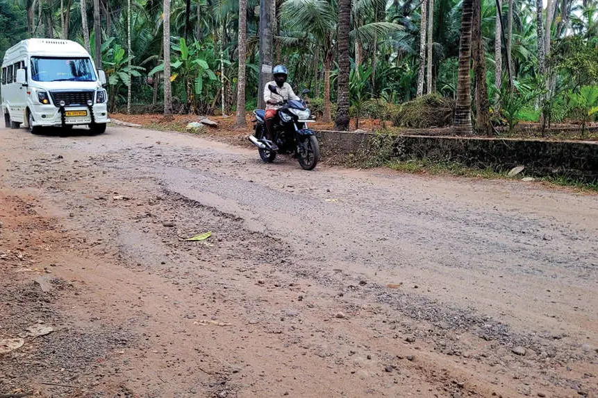 തകർന്നു പാലയാട്ട് നട-പുതുക്കുടിമുക്ക് റോഡ്