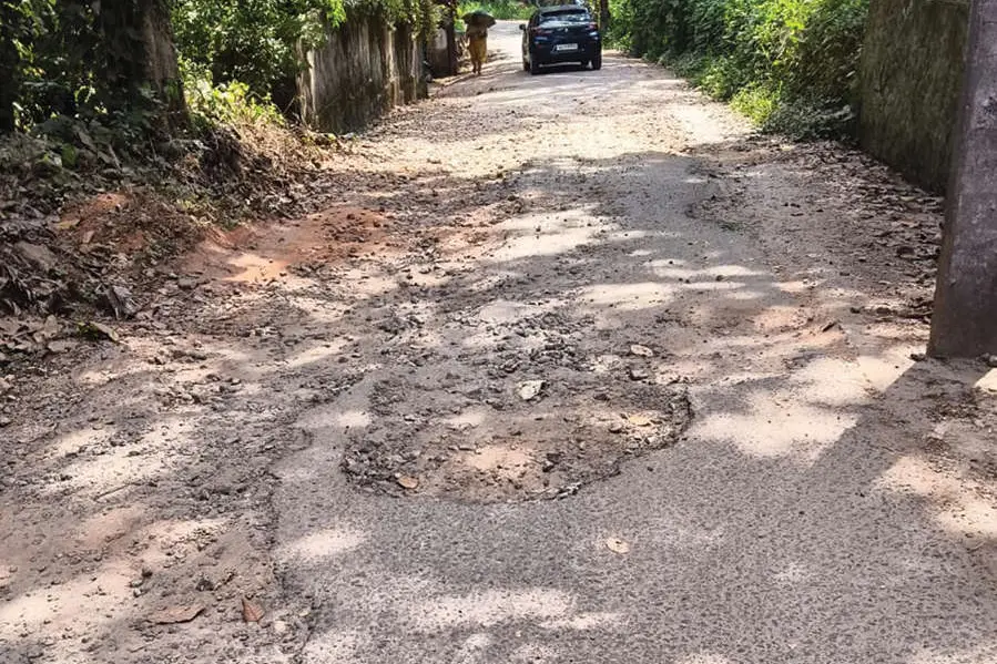 അണിയറപ്പടി- മാണികുളം റോഡിൽ കുഴികൾ മണ്ണിട്ടുമൂടി മടുത്തു
