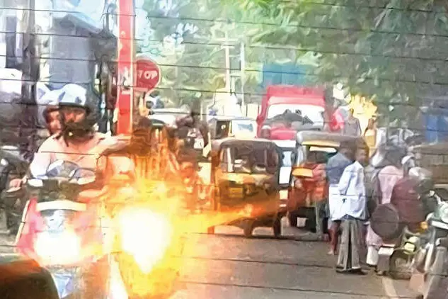 മതുമൂലയിൽ വൈകുന്നേരം വഴിയടയും