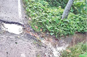 ജപ്പാൻ പൈപ്പ് പൊട്ടി കുടിവെള്ളം പാഴാകുന്നു, റോഡും തകർന്നു