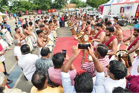 ആവേശത്തിന്റെ നെറുകെയിൽ കാണികൾ