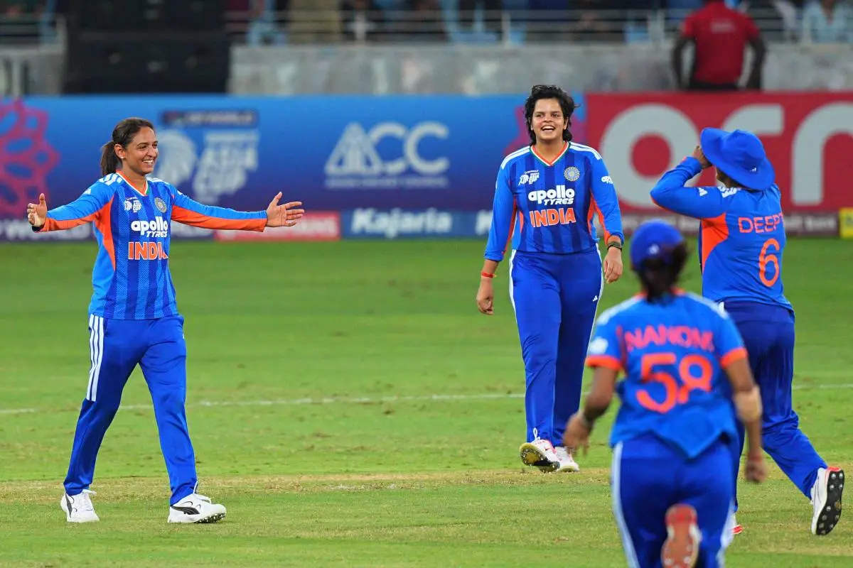 ശ്രീലങ്കയ്ക്കെതിരായ ഫൈനലിനിടെ ഇന്ത്യന് ടീം | Photo: Getty Images