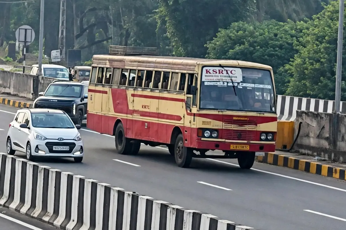 ആറുവരിപ്പാതയിൽ കെ.എസ്.ആർ.ടി.സി. ബസ് അപകടകരമായി പുറകോട്ടെടുക്കുന്നു