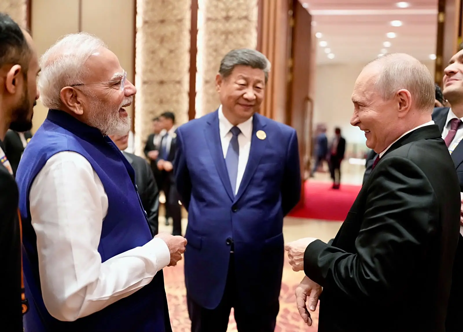 ബ്രിക്സ് (BRICS) ഉച്ചകോടിയുടെ രണ്ടാം ദിവസം, പ്രധാനമന്ത്രി നരേന്ദ്ര മോദി ചൈനീസ് പ്രസിഡന്റ് ഷി ജിൻപിങ്, റഷ്യൻ പ്രസിഡന്റ് വ്ളാദിമിർ പുതിൻ എന്നിവരുമായി കൂടിക്കാഴ്ച നടത്തുന്നു | @narendramodi X/ANI Photo