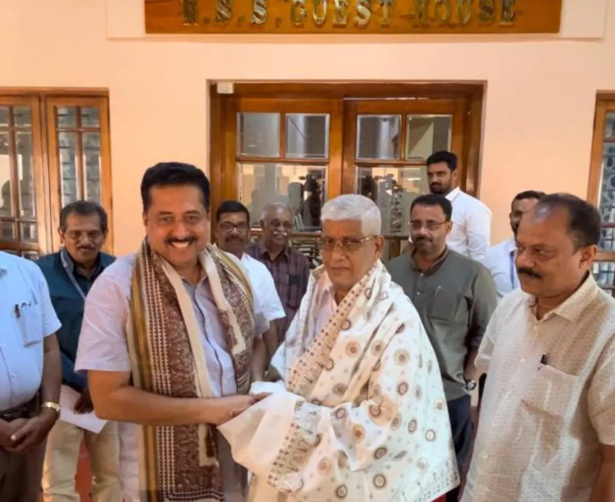 വിദ്യാഭ്യസ മന്ത്രി ഷംസുദ്ദീന്, പെരുന്നയിലെത്തി എന്എസ്എസ് ജനറല് സെക്രട്ടറിയെ സന്ദര്ശിച്ചപ്പോള്