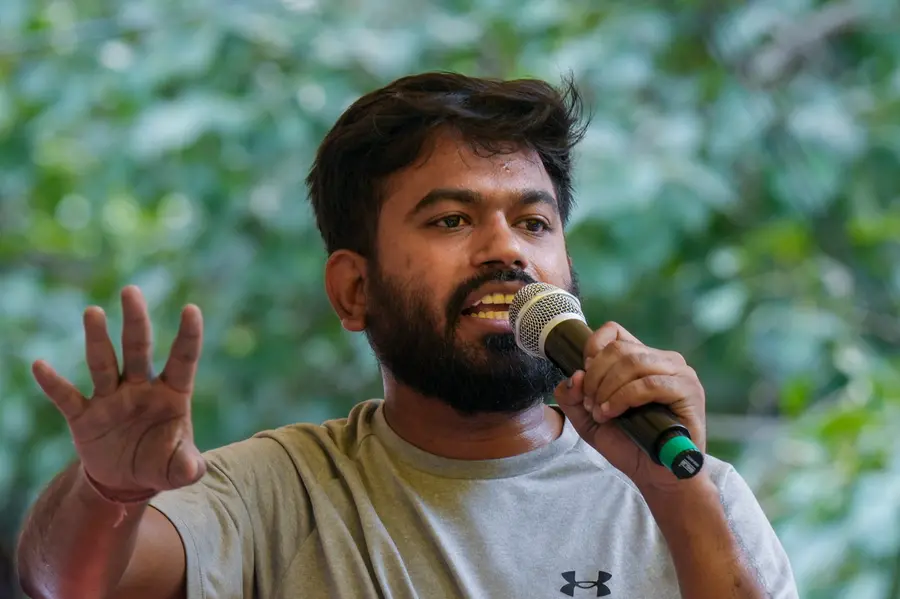 പാർട്ടി മാറുന്ന ജനപ്രതിനിധികൾക്ക് 20 വർഷത്തെ വിലക്ക് വേണം; ആവശ്യമുന്നയിച്ച് കോക്രോച്ച് ജനതാ പാർട്ടി