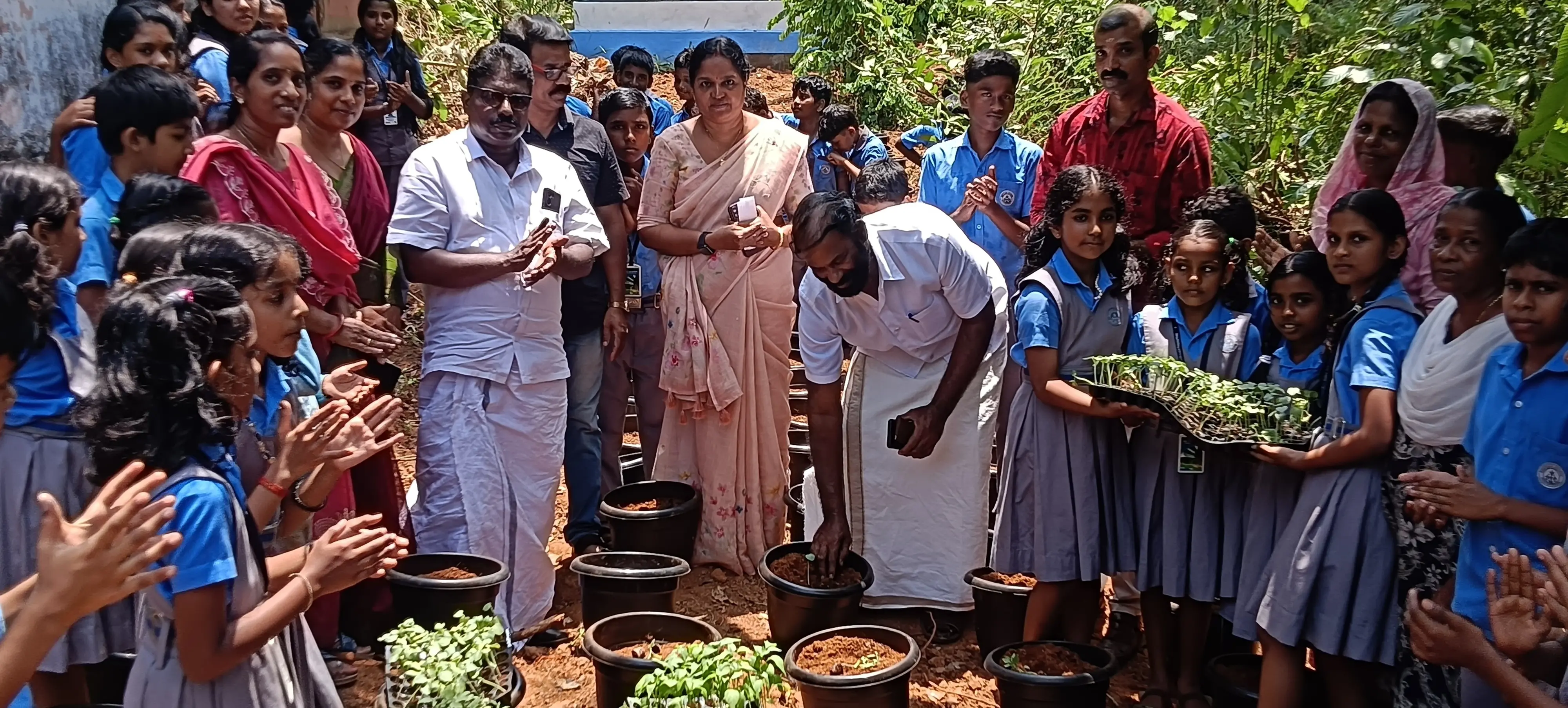 ഹരിതബാല്യം പദ്ധതി മറവൻതുരുത്ത് ഗവ. യു.പി.സ്കൂളിൽ വൈക്കം ബ്ലോക്ക് പഞ്ചായത്ത് വികസനകാര്യ സ്റ്റാൻഡിങ് കമ്മിറ്റി ചെയർമാൻ പി.വി. ഹരിക്കുട്ടൻ ഉദ്ഘാടനം ചെയ്യുന്നു