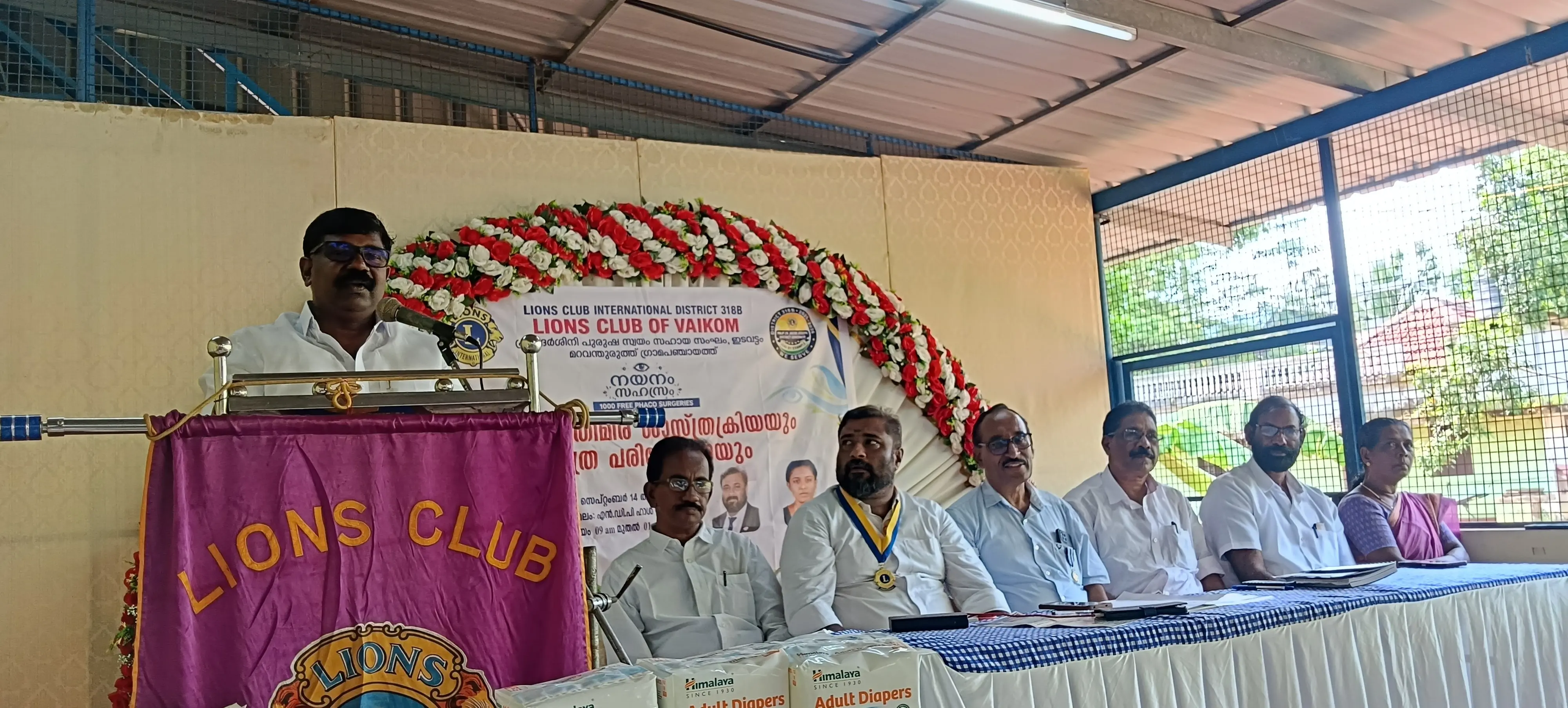 വൈക്കം ലയൺസ് ക്ലബിന്റെയും ഇടവട്ടം പ്രിയദർശിനി പുരുഷ സ്വയംസഹായ സംഘത്തിന്റെയും നേതൃത്വത്തിൽ സംഘടിപ്പിച്ച സൗജന്യ നേത്രപരിശോധന ക്യാമ്പ് കെ. ബിനിമോൻ എം.എൽ.എ. ഉദ്ഘാടനം ചെയ്യുന്നു