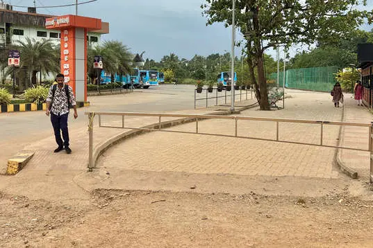 പാർക്കിങ്ങിനായി പണിതു പാർക്ക് ചെയ്യാനാവില്ല !