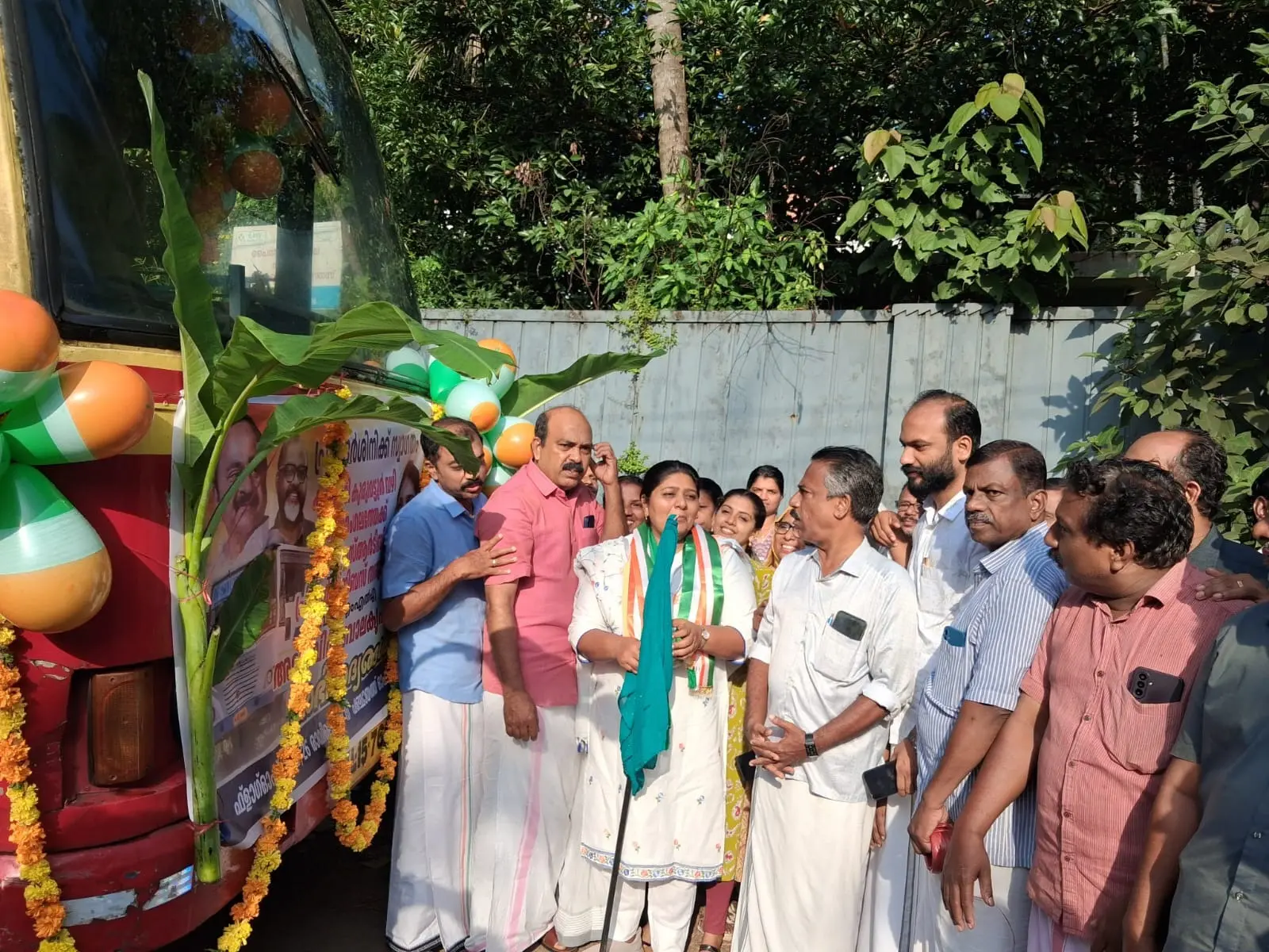 കുരുവട്ടൂർ വഴി കെ.എസ്.ആർ.ടി.സി. പ്രിയദർശിനി സർവീസ് വിദ്യാബാലകൃഷ്ണൻ എം.എൽ.എ. ഫ്ലാഗ് ഓഫ് ചെയ്യുന്നു