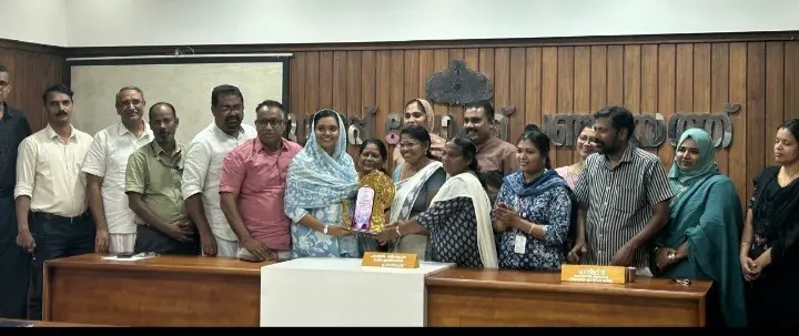 പെരുമ്പടപ്പ് ബ്ലോക്ക് പഞ്ചായത്ത് മീറ്റിംഗ് ഹാളിൽ നടന്ന ചടങ്ങിൽ ബ്ലോക്ക് പഞ്ചായത്ത് പ്രസിഡന്റ് റമീന ഇസ്മായിൽ പുരസ്കാരം നന്നംമുക്ക് പഞ്ചായത്ത് പ്രസിഡന്റ് ശാന്തിനി രവീന്ദ്രന് കൈമാറുന്നു
പെരുമ്പടപ്പ് ബ്ലോക്ക് പഞ്ചായത്ത് മീറ്റിംഗ് ഹാളിൽ നടന്ന ചടങ്ങിൽ ബ്ലോക്ക് പഞ്ചായത്ത് പ്രസിഡന്റ് റമീന ഇസ്മായിൽ പുരസ്കാരം നന്നംമു ക്ക് പഞ്ചായത്ത് പ്രസിഡന്റ് ശാന്തിനി രവീന്ദ്രന് കൈമാറുന്നു
പെരുമ്പടപ്പ് ബ്ലോക്ക് പഞ്ചായത്ത് മീറ്റിംഗ് ഹാളിൽ നടന്ന ചടങ്ങിൽ ബ്ലോക്ക് പഞ്ചായത്ത് പ്രസിഡന്റ് റമീന ഇസ്മായിൽ പുരസ്കാരം നന്നംമു ക്ക് പഞ്ചായത്ത് പ്രസിഡന്റ് ശാന്തിനി രവീന്ദ്രന് കൈമാറുന്നു
