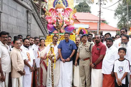 ചങ്ങനാശ്ശേരിയിൽ വിശ്വവിനായക വിഗ്രഹ ഘോഷയാത്ര