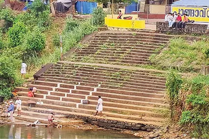 തകർന്ന കടവിൽ അപകടസാധ്യതയേറുന്നു