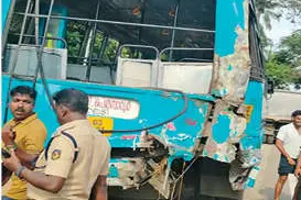 സ്വകാര്യ ബസിന് പിന്നിൽ ടോറസ് ഇടിച്ച് 20 പേർക്ക് പരിക്ക്