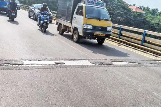 തിരുവേഗപ്പുറ പാലത്തിൽ വീണ്ടും വിള്ളൽ