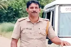 നടുറോഡിൽ അവശനായ വയോധികന് കൈത്താങ്ങായി പോലീസ് ഉദ്യോഗസ്ഥൻ