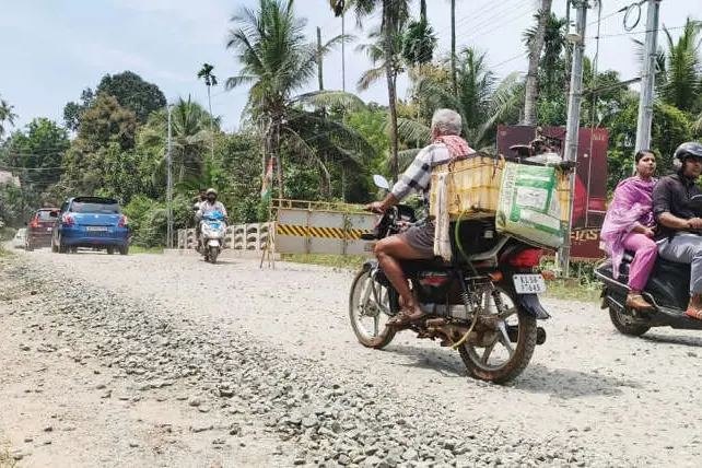 അയ്യപ്പൻതോട് അനുബന്ധറോഡ് എന്നുതീരും പ്രവൃത്തി
