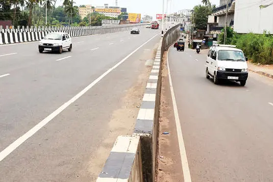 സർവീസ് റോഡ് വൺവേയാക്കുന്നതിൽ പ്രതിഷേധം