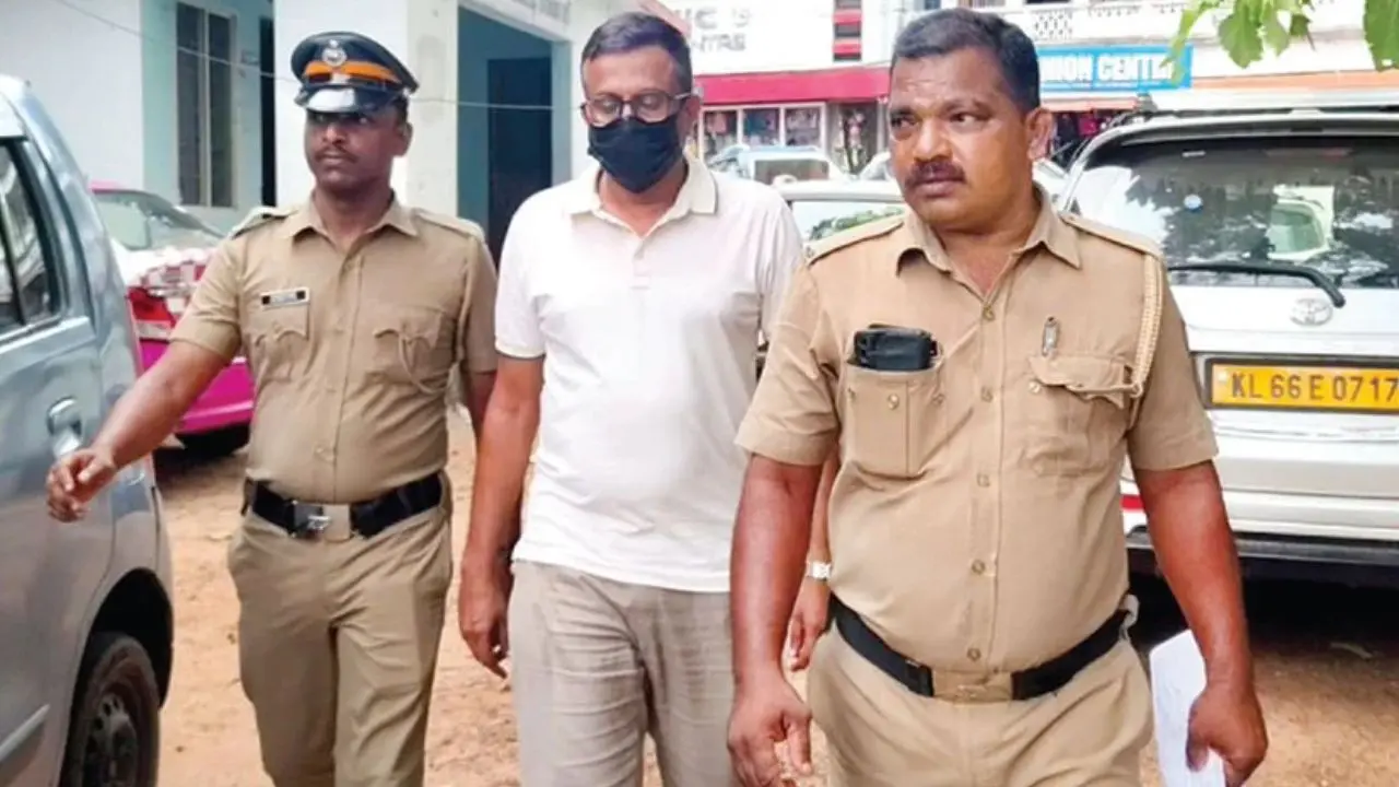 അറസ്റ്റിലായ പ്രദീപ് കുമാറിനെ വർക്കല പോലീസ് സ്റ്റേഷനിൽനിന്ന്‌ കോടതിയിലേക്കു കൊണ്ടുപോകുന്നു