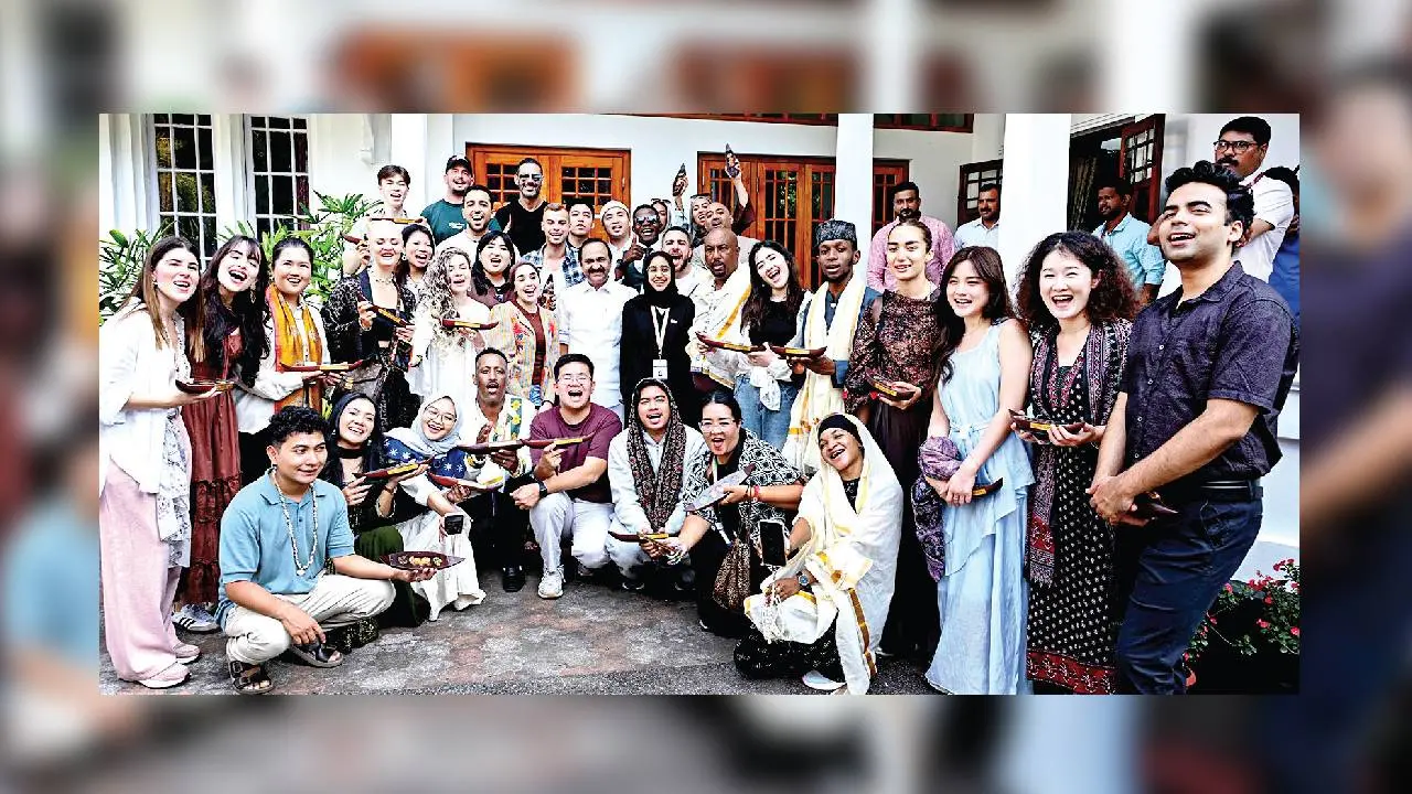 ബ്രിക്സ് രാജ്യങ്ങളിൽനിന്നുള്ള 35 സാമൂഹികമാധ്യമ കണ്ടന്റ് ക്രിയേറ്റർമാരും ഇൻഫ്ലുവൻസർമാരും, തിരുവനന്തപുരം ക്ലിഫ് ഹൗസിൽ മുഖ്യമന്ത്രി വി.ഡി. സതീശനൊപ്പം
