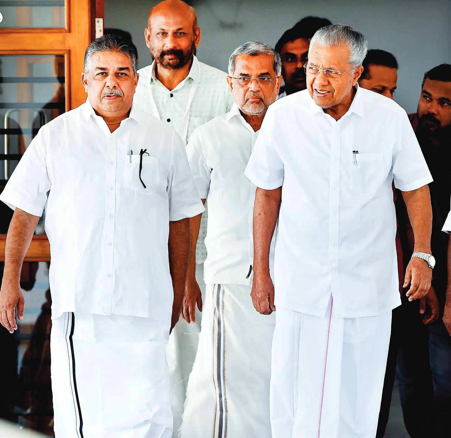 വിപുലീകൃത സംസ്ഥാന കമ്മിറ്റിയിൽ പങ്കെടുക്കാൻ കോഴിക്കോട് ഗസ്റ്റ് ഹൗസിൽനിന്ന് പുറത്തേക്കുവരുന്ന പ്രതിപക്ഷനേതാവ് പിണറായി വിജയൻ