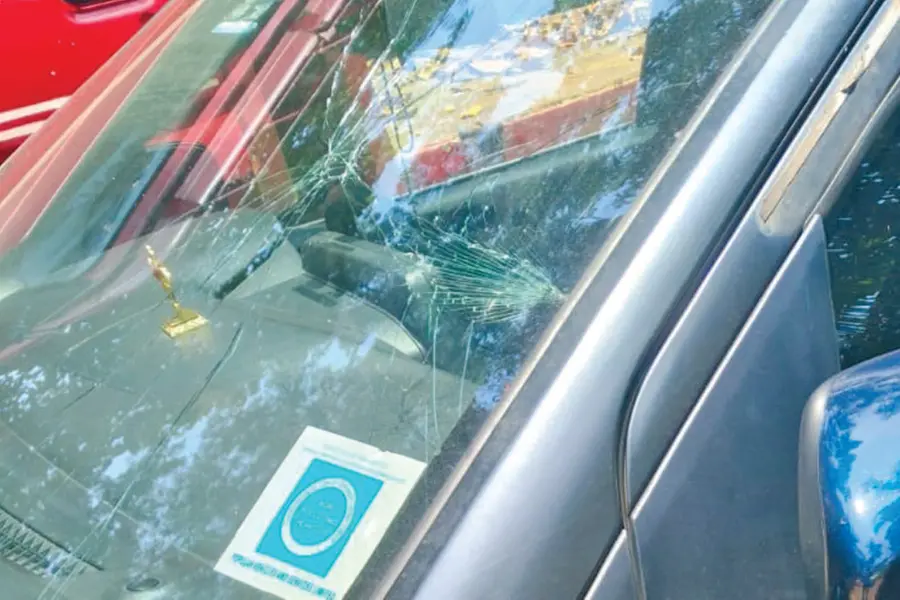 ട്രാഫിക് ബ്ലോക്കിൽ ഹോണടിച്ചതിൽ പ്രകോപനം; പോലീസുകാരന്റെ കാറിന്റെ ചില്ല് തകർത്തു, അരലക്ഷം രൂപയുടെ നഷ്ടം