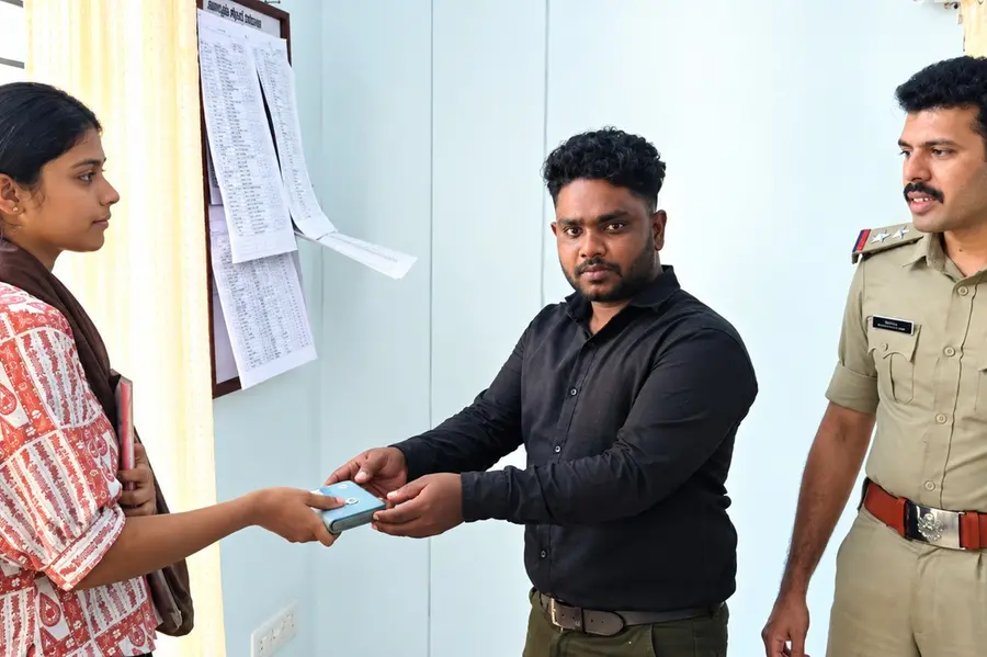 കളഞ്ഞുകിട്ടിയ പണമടങ്ങിയ പഴ്സ് ഉടമയ്ക്ക് തിരിച്ചുനൽകി ഹരീഷ് മാതൃകയായി