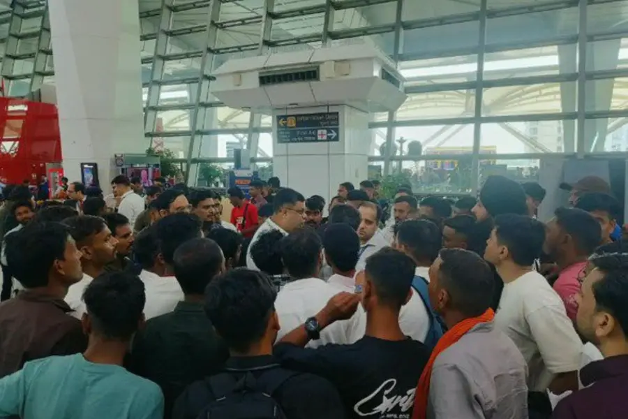 Flight delays: SpiceJet passengers protest at Delhi airport