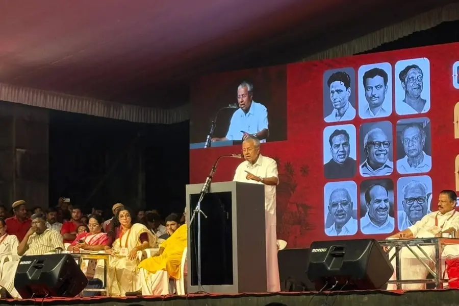 ജനസമ്പർക്കത്തിലൂടെ തെറ്റുകൾ തിരുത്തുമെന്ന് പിണറായി; ആർഎസ്എസ് അജണ്ടകൾക്കെതിരെ പോരാടാൻ ആഹ്വാനം