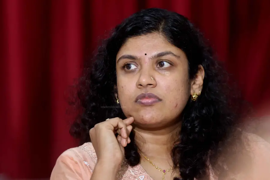 കോപ്പിയടി വിവാദം; ചിന്താ ജെറോമിന്റെ പിഎച്ച്.ഡി. പരിശോധിക്കാൻ പ്രത്യേക സമിതി