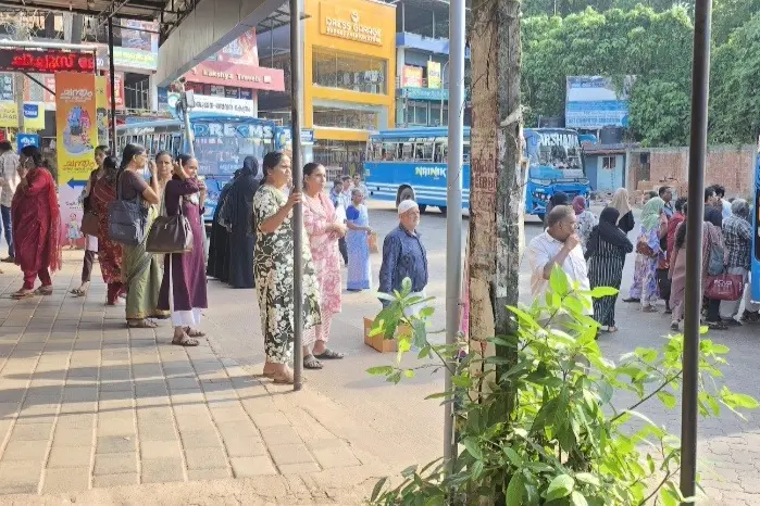 കാത്തിരിപ്പ് നടപ്പാതയിലും കടവരാന്തയിലും; ചക്കരക്കല്ലിൽ ബസ് കാത്തിരിപ്പ് കേന്ദ്രമില്ല