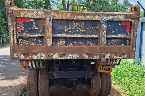 മുക്കോണിമുക്കിൽ വീണ്ടും തുരുമ്പെടുത്ത ടിപ്പർ