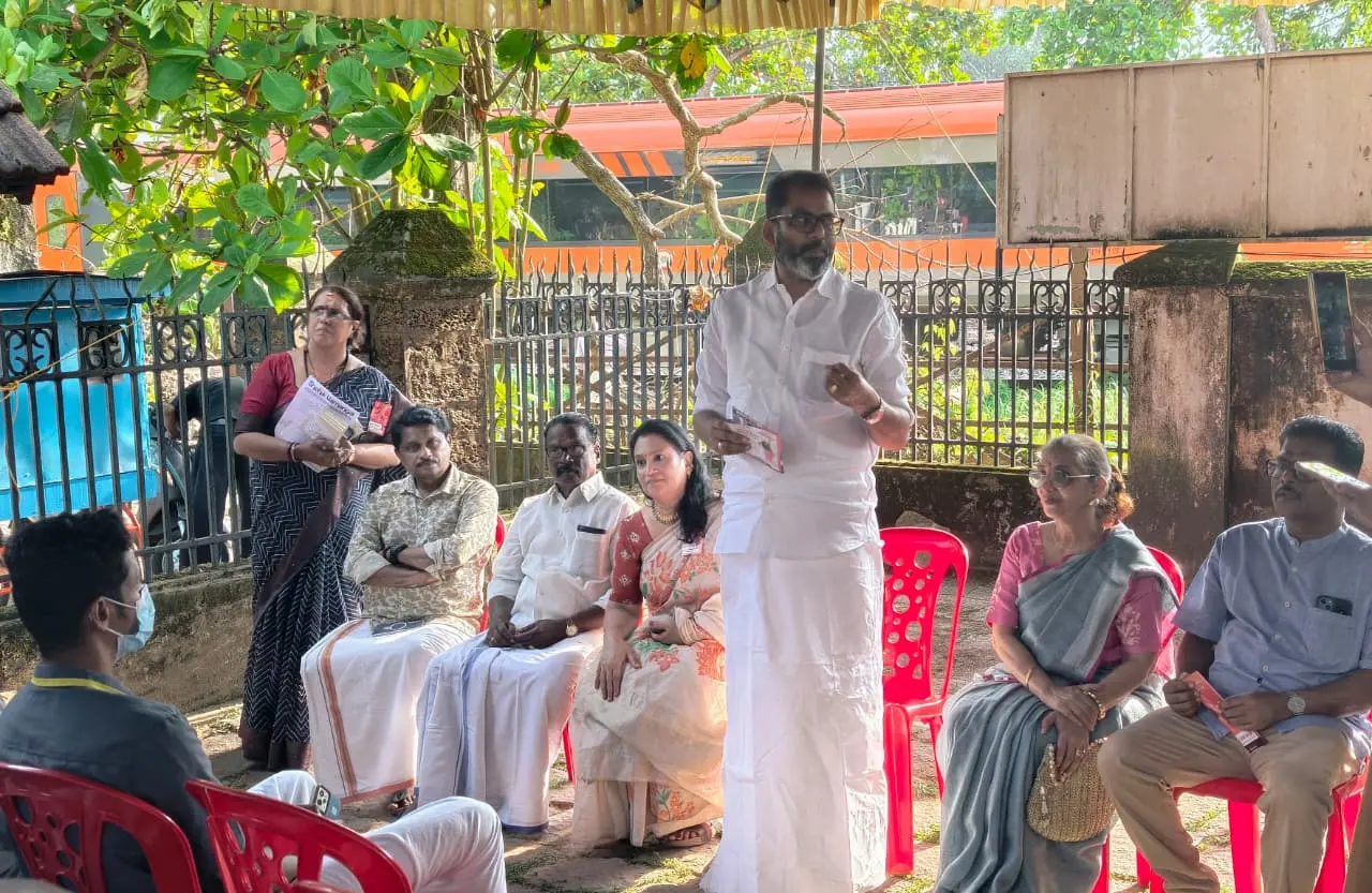 'സ്നേഹവര്ണങ്ങള്' കൂട്ടായ്മ സംഘടിപ്പിച്ച ചിത്രപ്രദര്ശനത്തിന്റെ സമാപനം കെ. ജയന്ത് എം.എല്.എ. ഉദ്ഘാടനംചെയ്യുന്നു