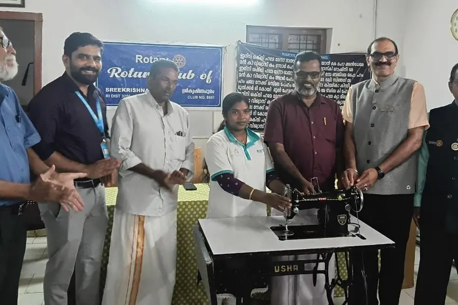 തയ്യൽ പരിശീലനാർഥികൾക്ക് ശ്രീകൃഷ്ണപുരം റോട്ടറി ക്ലബ് സൗജന്യമായി നൽകിയ തയ്യൽ മെഷീനുകളും തുണികളും പഞ്ചായത്ത് പ്രസിഡന്റ് പി. അരവിന്ദാക്ഷൻ കൈമാറി