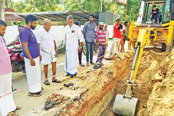 വാട്ടർ അതോറിറ്റിയുടെ പൈപ്പിടൽ തടഞ്ഞ് നാട്ടുകാർ