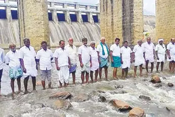 അമരാവതി അണക്കെട്ട് പ്രദേശത്ത് നദിയിലിറങ്ങി കർഷകരുടെ പ്രതിഷേധം