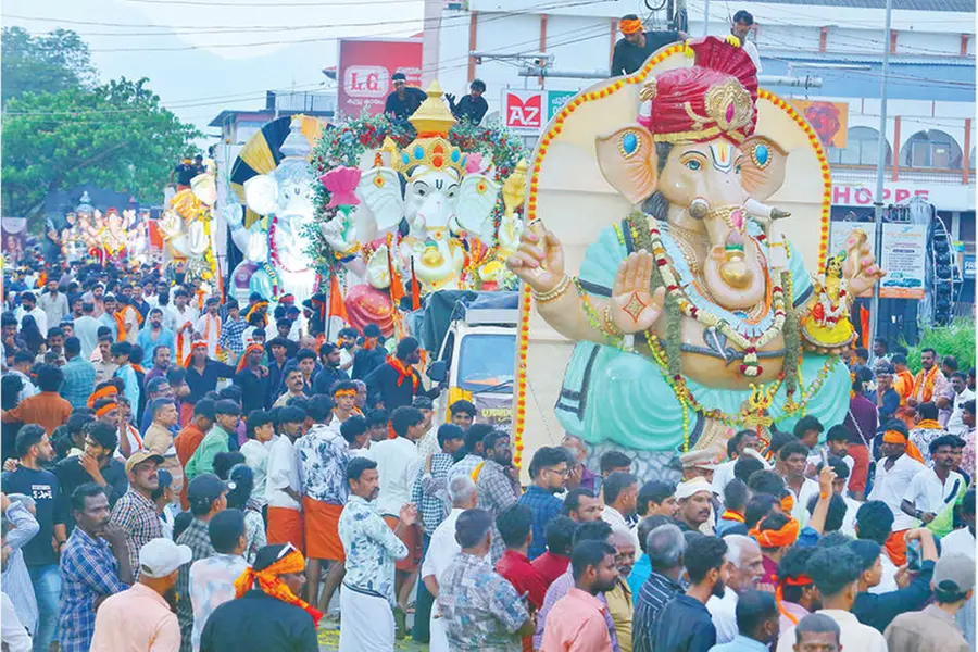 ഭക്തിയിലും ആവേശത്തിലും നിമജ്ജനഘോഷയാത്ര