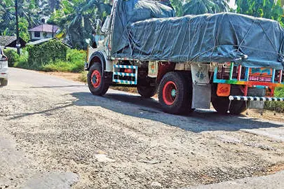 ദാ കുഴി... ദേ കുഴി... സർവത്ര കുഴി